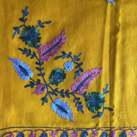 Indian brand Kashmiri shawl. Beautiful mustard color with pink, blue and mixed. - Picture 5 of 8